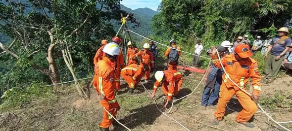 ပေ ၃၀၀ ခန့် ချောက်အနက်ထဲ ပြုတ်ကျသူကို ခြောက်ရက်​မြောက်မှာ အသက်ရှင်လျက် ကယ်ဆယ်နိုင်ခဲ့