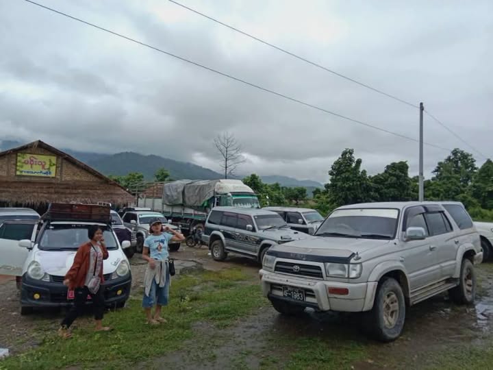 ကသာ – နဘားလမ်းပိုင်း ပိတ်နေတာ ငါးရက်အထိရှိလာလို့ ကြက်သားပေါက်တွေသေပြီး ကုန်ပစ္စည်းတွေပျက်စီးမှုရှိလာ၊ ကားသမားနဲ့ခရီးသွားတွေလည်း ဒုက္ခရောက်နေ