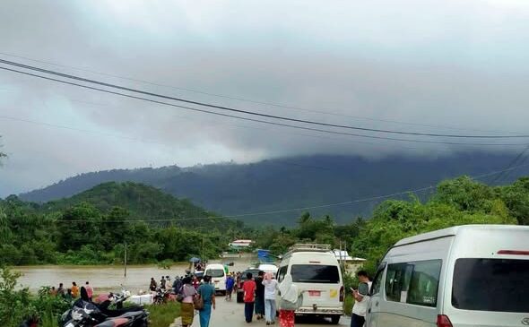 ပြည်ထောင်စုလမ်းမကြီး​ပေါ်က လမ်းပိုင်းတချို့ ရေကျော်နေပြီး ခရီးသွား​ကား​တွေပိတ်မိ​နေ