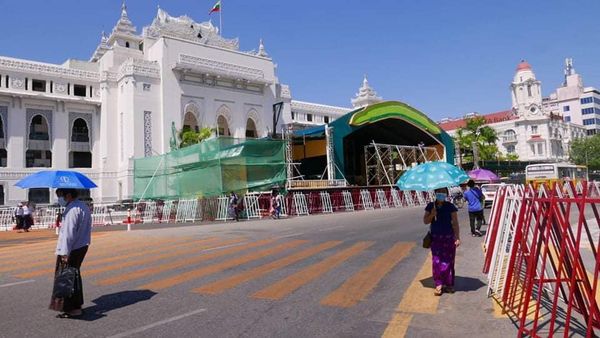 ရန်ကုန်မြို့လမ်းလျှောက်သင်္ကြန်မဏ္ဍပ် နဲ့ မြို့တော်ခန်းမရှေ့မှာ ဆောက်လုပ်နေတဲ့ မြို့တော်ဝန်မဏ္ဍပ်