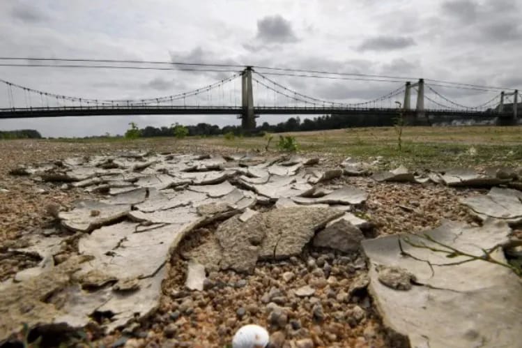 ပြင်သစ်မှာ စံချိန်တင်မိုးခေါင်ရေရှားမှုကြောင့် မြို့ပေါင်း ၁၀၀ ကျော် သောက်သုံးရေပြတ်လပ်