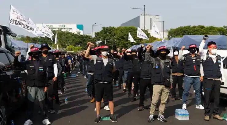 တောင်ကိုရီးယား ကုန်တင်ကားသမားတွေ တနိုင်ငံလုံးအတိုင်းအတာနဲ့ သပိတ်မှောက်နေ