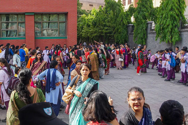 အိန္ဒိယနိုင်ငံ မြို့တော်ဒေလီမှာ ဗုံးခြိမ်းခြောက်မှုများကြောင့် စာသင်ကျောင်း ၁၀၀ ကျော် ပိတ်ထားရ