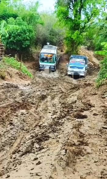 မန္တလေး – မြစ်ကြီးနား လမ်းပေါ်က လမ်ပိုင်းအချို့မှာ မိုးရွာလို့ ကုန်ကားတွေ ပိတ်မိနေ