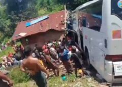 ဥတ္တရသီရိမှာ ရွှေအိုးစည် Express လမ်းဘေးချောက်ထဲမှောက်လို့ နှစ်ယောက်သေ ၊ ခုနှစ်ယောက်ဒဏ်ရာရ