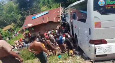 ဥတ္တရသီရိမှာ ရွှေအိုးစည် Express လမ်းဘေးချောက်ထဲမှောက်လို့ နှစ်ယောက်သေ ၊ ခုနှစ်ယောက်ဒဏ်ရာရ