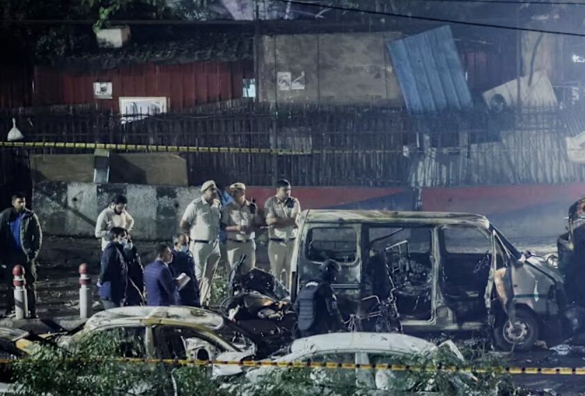 ဒေလီရှိ ခံတပ်နီအနီး ကားဗုံးပေါက်ကွဲမှု လူရှစ်ယောက်သေပြီး ၂၀ ထက်မနည်း ဒဏ်ရာရ