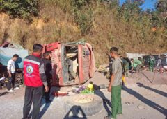 မူဆယ် – ၁၀၅ မိုင်ကြား ပြည်ထောင်စုလမ်းမမှာ ကားတစီးဘရိတ်ပေါက် တိုက်မိလို့ နှစ်ယောက်သေပြီး ရှစ်ယောက်ဒဏ်ရာရ