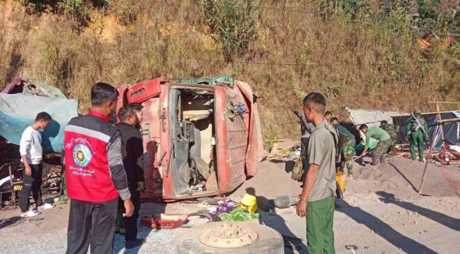 မူဆယ် – ၁၀၅ မိုင်ကြား ပြည်ထောင်စုလမ်းမမှာ ကားတစီးဘရိတ်ပေါက် တိုက်မိလို့ နှစ်ယောက်သေပြီး ရှစ်ယောက်ဒဏ်ရာရ