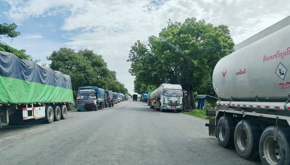 မုံရွာ – မန္တလေးလမ်းပိုင်းမှာ စစ်ရေးတင်းမာမှုတွေကြောင့် ခရီးသွားကားတွေပိတ်မိ