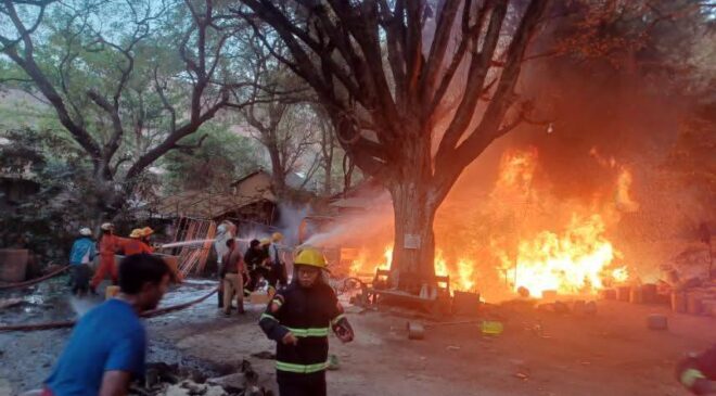 စစ်ကိုင်းမှာ စက်သုံးဆီ တရားမဝင် သိုလှောင်တဲ့ နေရာတခု မီးလောင်