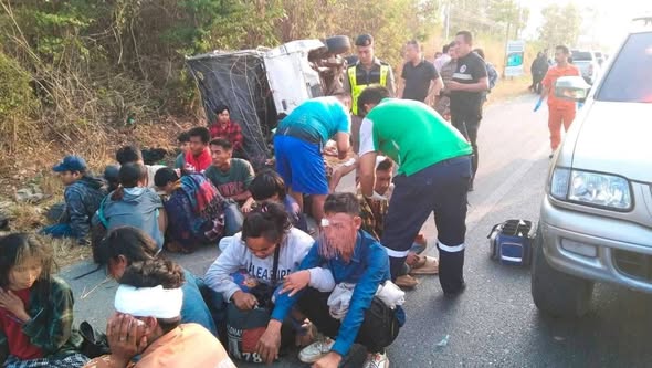 ထိုင်းရဲဖမ်းလို့ မောင်းပြေးတဲ့ကား တိမ်းမှောက်၊ မြန်မာလုပ်သား အယောက် ၂၀ ကျော် ဒဏ်ရာရ