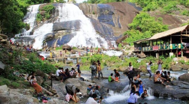 စက်သုံးဆီ ဝယ်ယူရရှိမှုခက်လာလို့ ပြည်တွင်းခရီးသွားလုပ်ငန်းတွေ ခရီးစဥ်ပြေးဆွဲဖို့ ခက်ခဲလာသလို လက်မှတ်စျေးလည်းတက်