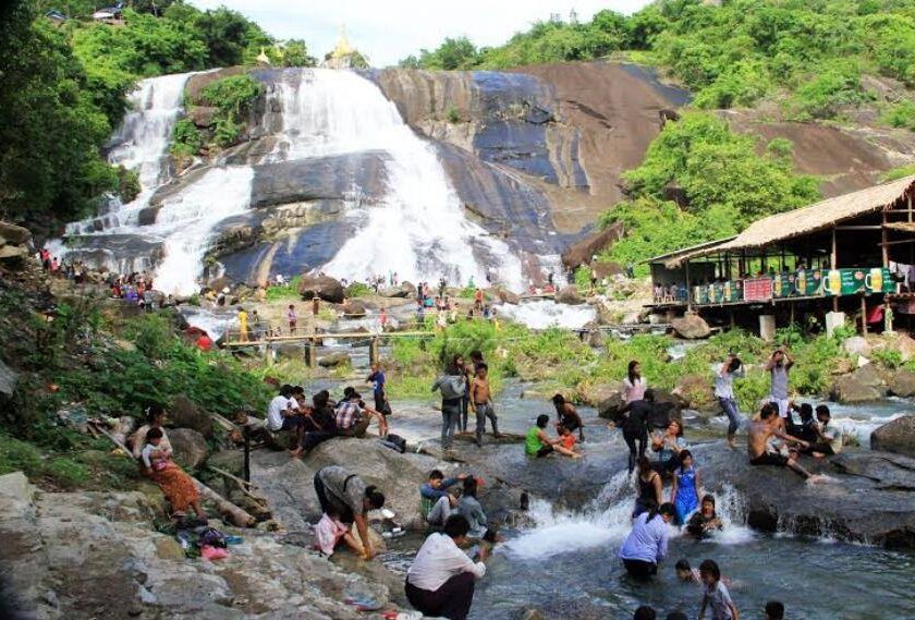 စက်သုံးဆီ ဝယ်ယူရရှိမှုခက်လာလို့ ပြည်တွင်းခရီးသွားလုပ်ငန်းတွေ ခရီးစဥ်ပြေးဆွဲဖို့ ခက်ခဲလာသလို လက်မှတ်စျေးလည်းတက်