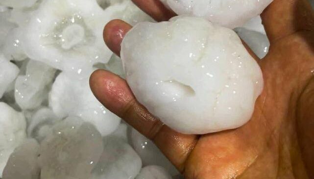 နမ္မတီးမှာ အရွယ်စားကြီးမားတဲ့ မိုးသီးတွေကြွေကျမှုကြောင့် ရာနဲ့ချီတဲ့အိမ်အမိုးတွေနဲ့ စိုက်ခင်းတွေ ပျက်စီး