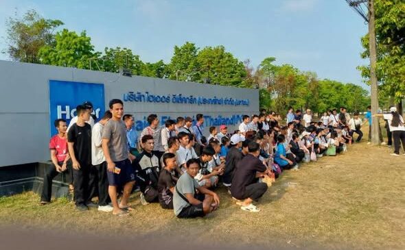 ထိုင်းမှာ မြန်မာလုပ်သား ၆၀၀ ကျော် အကြောင်းပြချက်မရှိ ကြိုတင်အသိမပေးဘဲ အလုပ်ရပ်နားခံရလို့ ဒုက္ခရောက်နေ