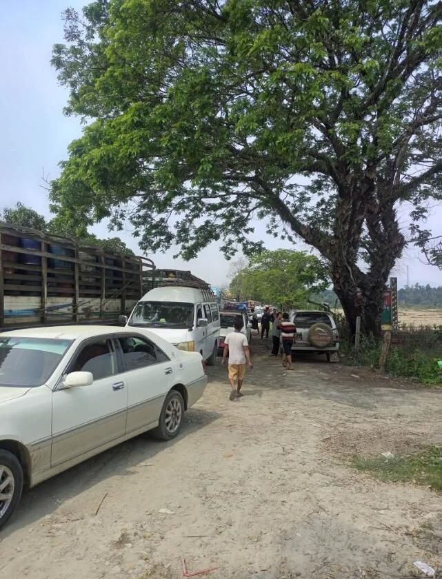 ဖားကန့် -နန့်ယား – ကားမိုင်းလမ်းမှာ ခရီးသည်တင်ကား ပစ်ခံရပြီး သေဆုံးနဲ့ဒဏ်ရာရရှိခဲ့သလို ခရီးသည်တင်ကား ခြောက်စီးကို လက်နက်ကိုင်အဖွဲ့က ဖမ်းသွား