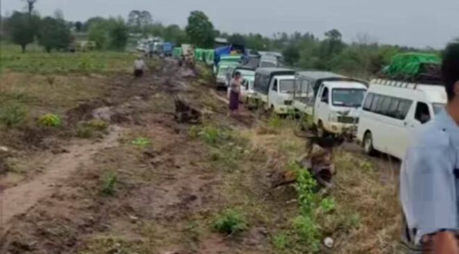 မန္တလေး – မြစ်ကြီးနား ဗျူဟာလမ်းမကြီးတွေက သွားလို့ အဆင်မပြေသေးတဲ့အတွက် ကားတွေပိတ်မိနေသလို ကွင်းလမ်းက သွားနေရဆဲ