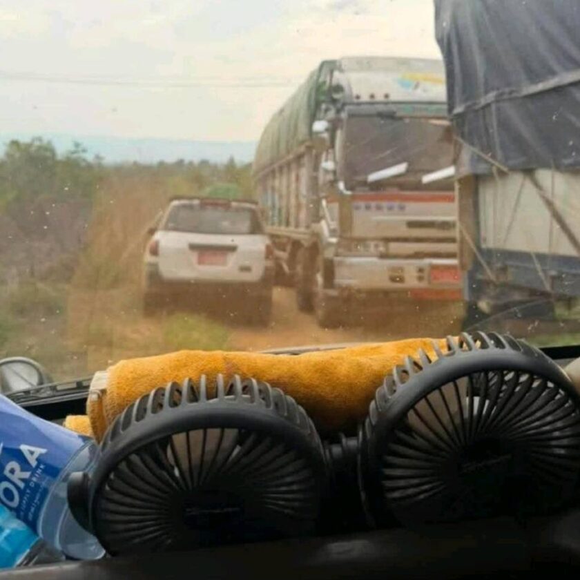 ကသာ – နဘားလမ်းဆုံမှာ ကားအစီးရေ ရာနဲချီပိတ်မိနေတာ လေးရက်အထိရှိလာ၊ နေပူလောင်လို့ ကွမ်းခြင်းနဲ့ သစ်ပင်ပျိုးပင်တွေ ပျက်စီး