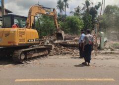 ကော့ကရိတ်မြို့ တိုက်ပွဲအကြားက မီးလောင်အိမ်တွေကို ဖျက်သိမ်းမှုစတင် ၊ အိမ်ပြန်ဆောက်ဖို့ တအိမ်ကို ဘိလပ်မြေအိတ် ၂၀ နဲ့သွပ်ချပ် ၂၀ ထောက်ပံ့မယ်