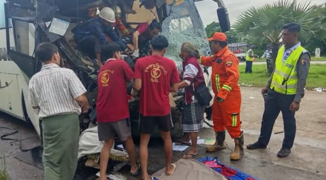 အမြန်လမ်းမှာ ခရီးသည်တင် Express နှစ်စီးတိုက်မိပြီး သုံးယောက်သေ ၊ လေးယောက်ဒဏ်ရာရ