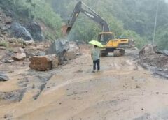 ရေကြီး၊ မြေပြိုမှုကြောင့် ရခိုင် – အိန္ဒိယ ကုန်သွယ်ရေးလမ်းပိုင်းမှာ ကုန်တင်ကား ရာနဲ့ချီပိတ်မိနေပြီး ကုန်စည်စီးဆင်းမှု ပြတ်တောက်နေ