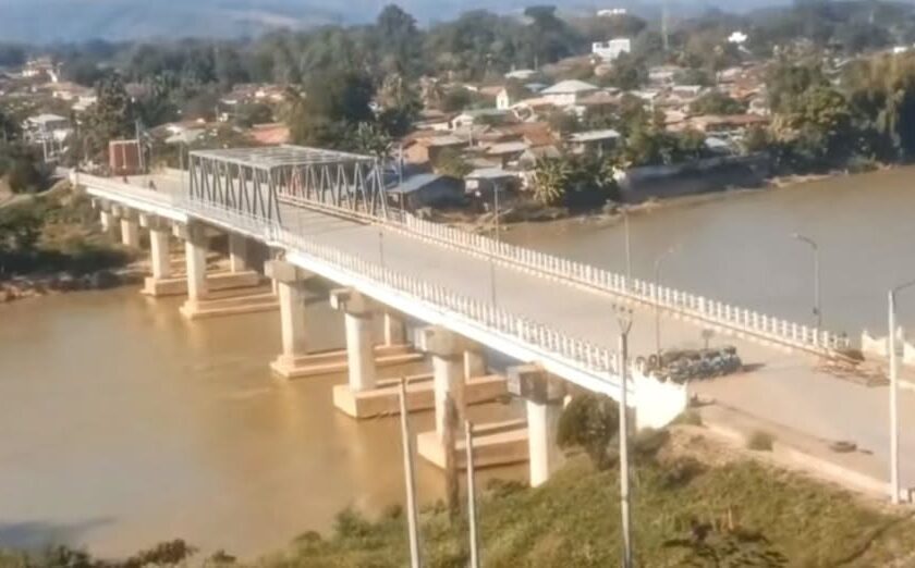 သီပေါတံတားကနေ ကားတွေ ဖြတ်သန်းခွင့် ပိတ်ထားဆဲဖြစ်တာကြောင့် ခရီးသွားတွေ ကားတဆင့် ပြောင်းစီးနေရဆဲ