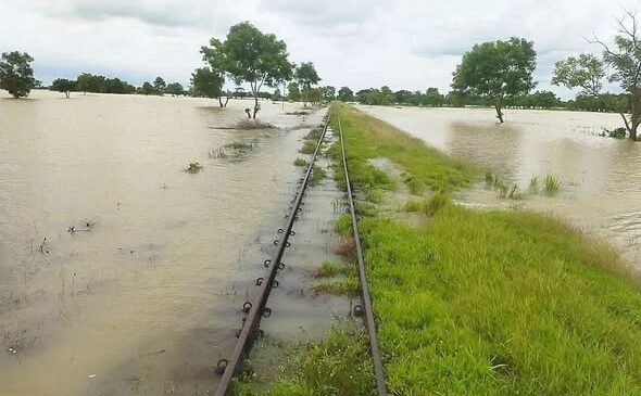 ကျုံပျော်မြို့နယ်က ရထားသံလမ်းပေါ် ရေကျော်နေလို့ ရထားခရီးစဉ်တွေ ယာယီဖျက်သိမ်း