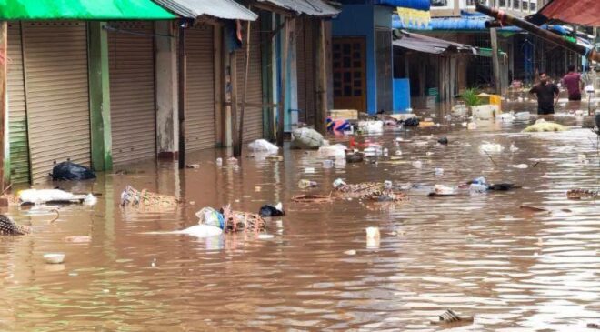 မြဝတီမြို့မှာ ရေအတက်မြန်ပြီး အိမ် တ​ထောင် လောက်ရေနစ်လို့ ညတွင်းချင်းရွှေ့ပြောင်းခဲ့ရ
