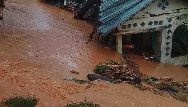 ထားဝယ်ဒေသက ရွာ ၆၀ လောက်မှာ ရေကြီး မြေပြိုတဲ့​နေရာ​တွေ ကူညီကယ်ဆယ်ရေး ထိရောက်​အောင်မလုပ်နိုင်သေး