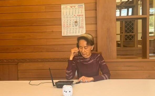 ပြစ်ဒဏ်ကျခံနေရတဲ့ ဒေါ်အောင်ဆန်းစုကြည် နဲ့ သားဖြစ်သူတို့ ဖုန်းပြောခွင့်ရ